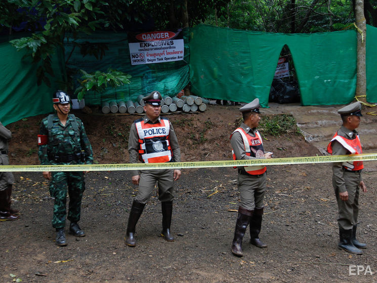 В Таиланде началась операция по спасению детей из затопленной пещеры