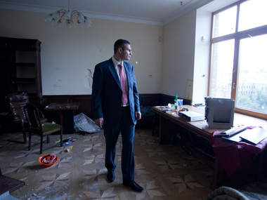 Кличко прошелся по разбитым кабинетам Киевсовета. Фоторепортаж