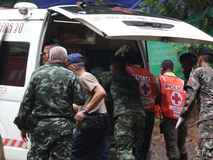 Из затопленной пещеры в Таиланде вывели восемь детей
