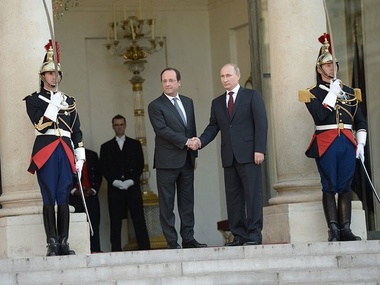 Олланд поговорил с Путиным в Париже и пожал ему руку