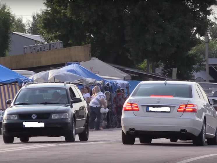 ﻿"Схеми": В Україну масово ввозять "євробляхи" з допомогою жителів Білорусі. Відео