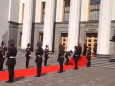 Солдат почетного караула потерял сознание на инаугурации Порошенко