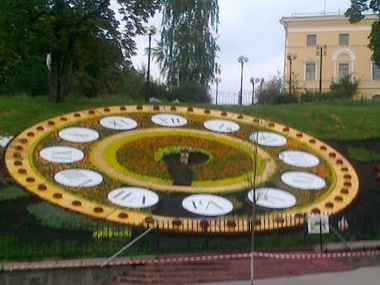 На Майдане активисты возобновили цветочные часы