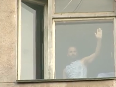 Раненые бойцы АТО в Харькове приветствовали евромайдановцев из окон госпиталя. Видео