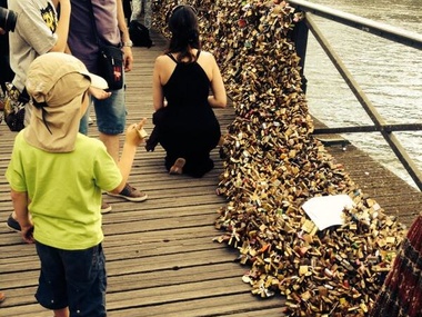 Полутораметровая решетка на мосту Искусств в центре Парижа обрушилась под тяжестью "замков любви"