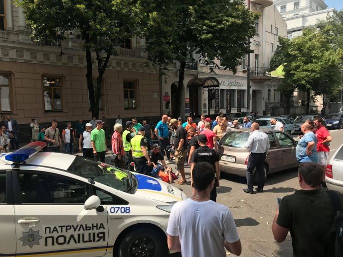 Возле Верховной Рады автомобиль сбил участника акции владельцев "евроблях"