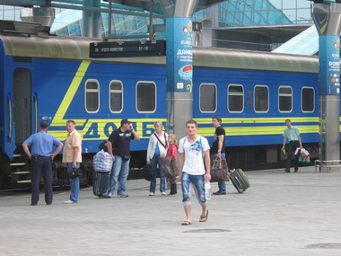Донецкая железная дорога не открывает предпродажу билетов в московском и крымском направлении
