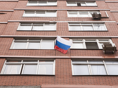 Жителей Евпатории призвали вывесить на балконах российские флаги 