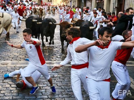 ﻿В іспанській Памплоні під час забігу биків постраждало 28 осіб. Фоторепортаж