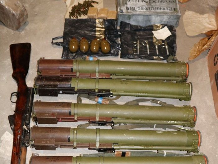 Трое жителей Киева и Киевской области продавали оружие и боеприпасы из зоны АТО – СБУ