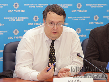 Советник главы МВД Геращенко: На Донбассе следует ввести военное положение, а на границу выдвинуть бронетанковые войска