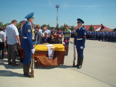В Борисполе простились с экипажем сбитого над Славянском самолета Ан-30Б. Фоторепортаж