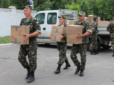 Волонтеры из Киева передали николаевским морпехам бронежилеты и провизию. Фоторепортаж