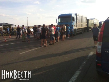 Дальнобойщики перекрыли трассу "Николаев-Одесса" и требуют убрать весовой комплекс