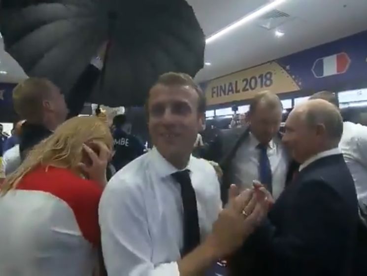﻿"Путін, хей-хей-хей". Французькі гравці співали в роздягальні, а президента РФ прикривали від них парасолькою. Відео