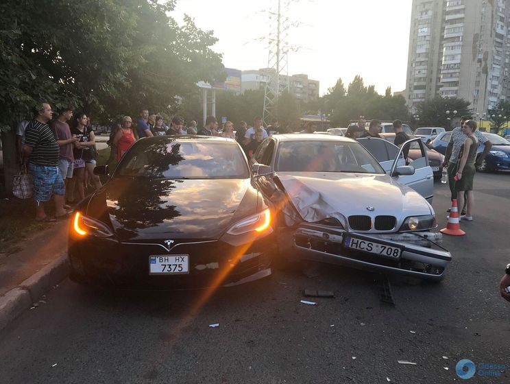 В Одессе подросток угнал машину отца и врезался в Tesla
