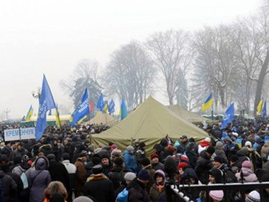 Сторонники Партии регионов установили 30 армейских палаток возле Верховной Рады