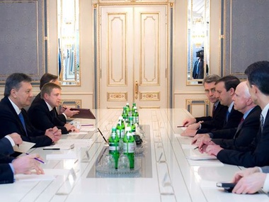 Янукович пообещал Маккейну честно расследовать события 30 ноября на Майдане