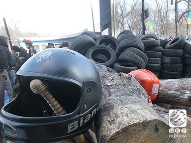 С Майдана активисты вывозят "КамАЗами" шины