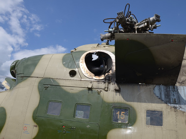 Украинские военные эвакуировали сбитый под Славянском вертолет