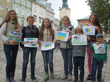 Львовские школьники написали письма участникам АТО. Фоторепортаж