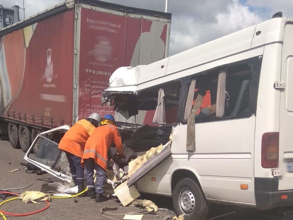 ﻿У Житомирській області зіткнулися автобус і вантажівка: загинуло 10 осіб, ще 10 постраждали