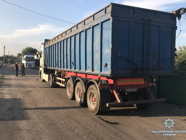 В Жашкове обнаружили два грузовика с львовским мусором
