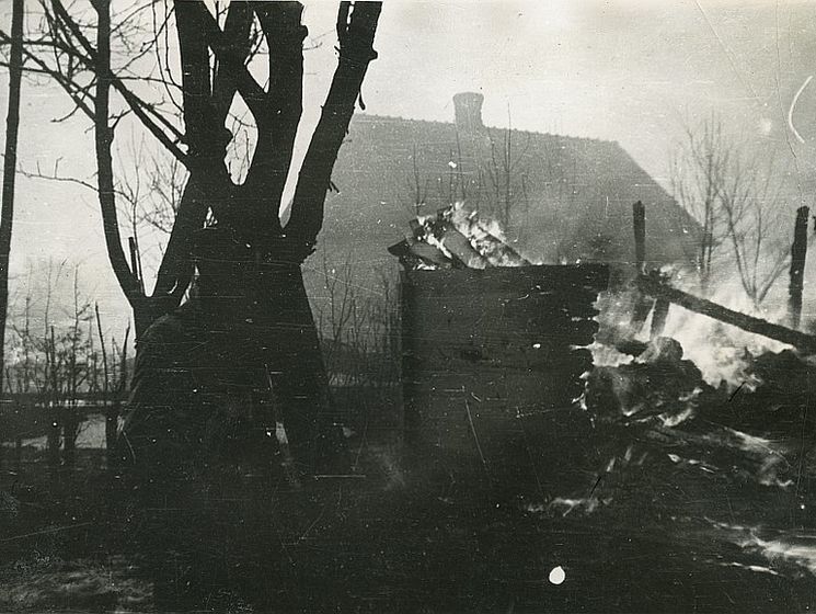 На странице премьера Польши Волынскую трагедию проиллюстрировали фотографией сожженного украинского села