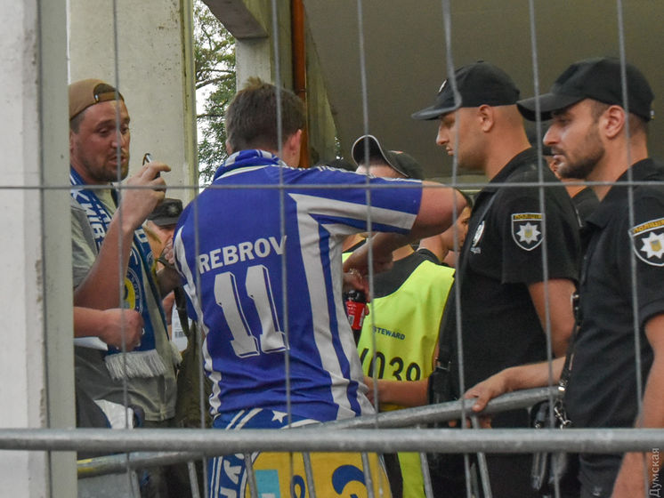 ﻿Під час бійки футбольних уболівальників в Одесі постраждало двоє поліцейських
