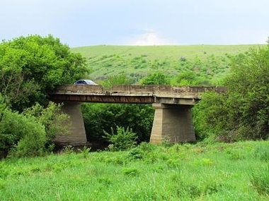 Боевики подорвали мост в Донецкой области