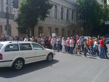  Пикетирующие Раду заемщики перекрыли улицу Грушевского