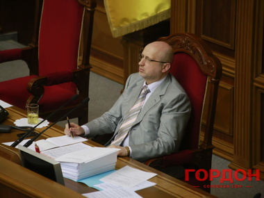 Турчинов поручил проверить чиновников Антимонопольного комитета, блокирующих закупки бронежилетов