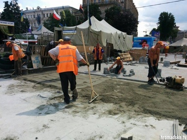 Коммунальщики кладут новую брусчатку на Майдане в Киеве