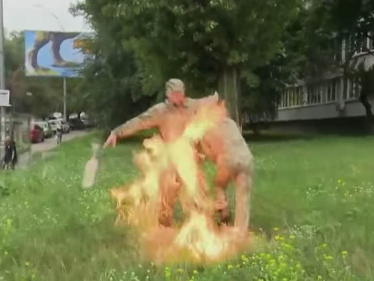 Бывший военнослужащий поджег себя возле здания Минобороны в Киеве. Видео