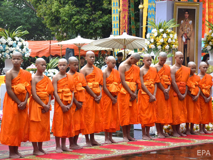 Спасенные из пещеры в Таиланде дети стали послушниками в буддийском храме