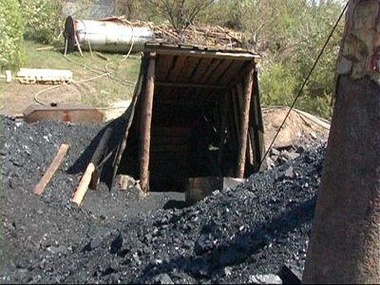 В Кировском Донецкой области удалось спасти троих из шести горняков, работающих на нелегальной шахте