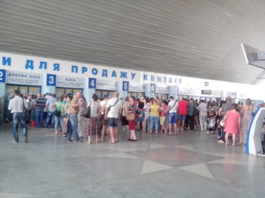 СМИ: Жители Луганска массово покидают город, боевики не прекратили огонь