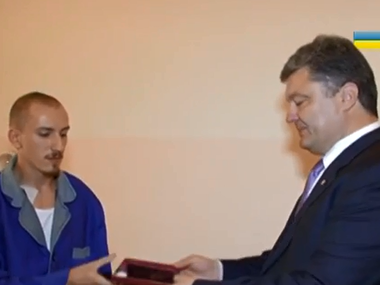 Порошенко лично вручил награды раненным бойцам АТО