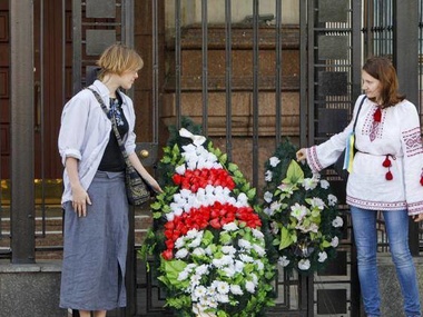 К посольствам России по всему миру принесли похоронные венки. Фоторепортаж