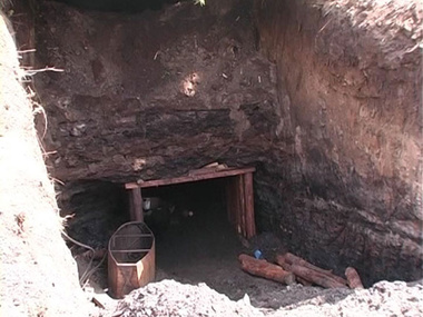 В Донецкой области при подъеме подземных вод в копанке погибли два горняка