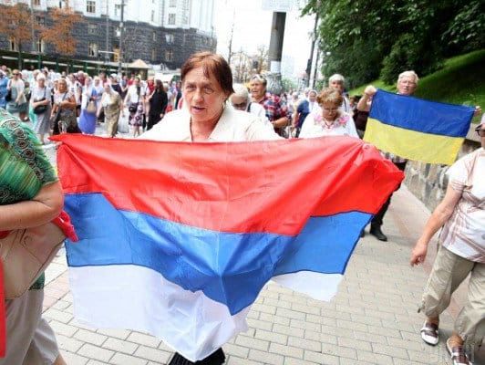 ﻿У Києві учасниця хресного ходу УПЦ Московського патріархату розгорнула прапор Росії