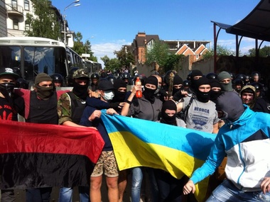 Проукраинские активисты в Киеве перешли к российскому консульству. Фоторепортаж.
