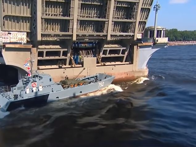 На военно-морском параде в Санкт-Петербурге катер врезался в опору моста. Видео