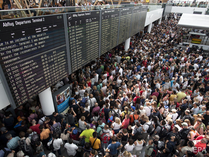 В аэропорту Мюнхена отменили 300 рейсов из-за женщины, которая попала в зону безопасности, не пройдя необходимый контроль