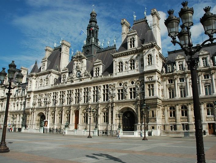 На фасаде мэрии Парижа вывесят фото Сенцова