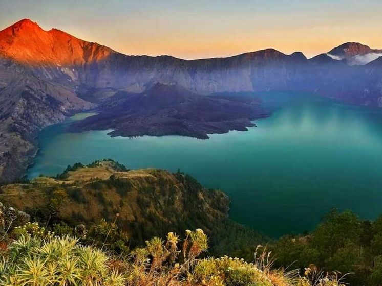 В Индонезии после землетрясения около 500 человек оказались в ловушке на горе Риджани