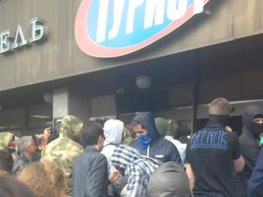 Люди в камуфляжной форме и балаклавах штурмовали гостиницу "Турист" в Киеве