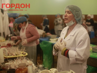 На "кухне революции" поют Гимн Украины, рок-н-ролл и молятся. Видео, фоторепортаж