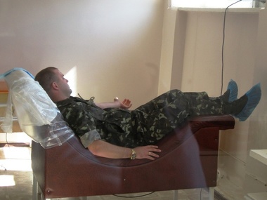 В Житомире военные сдали кровь для коллег, раненных в АТО. Фоторепортаж