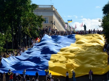В Одессе растянули самый большой в Украине национальный флаг